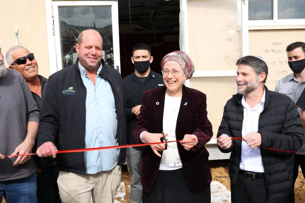 שר האוצר בצלאל סמוטריץ' ושרת התיישבות אורית סטרוק במעמד גזירת הסרט ביישוב החדש ביחד עם ראש המועצה ירון רוזנטל