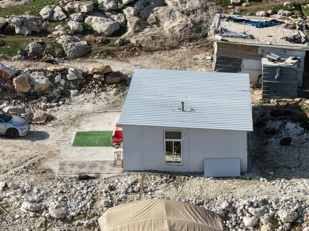 המבנים הלא חוקיים שנבנים סמוך למעלה אדומים