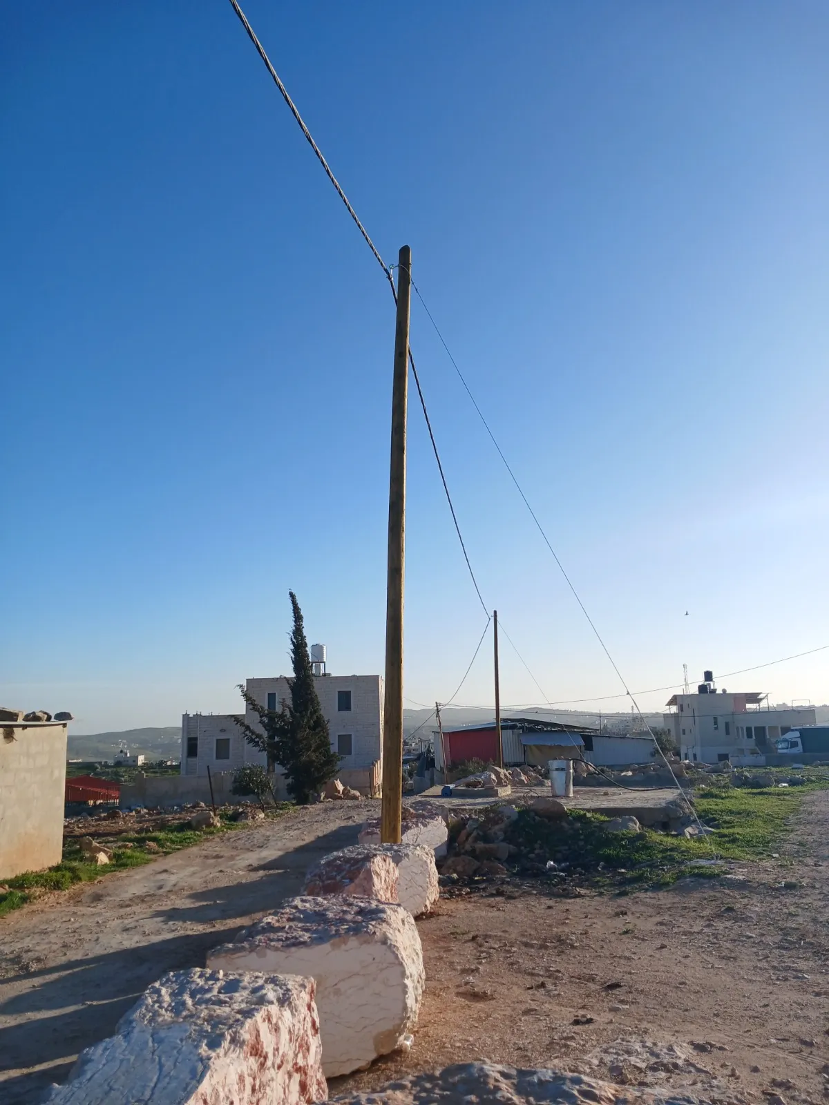 ציר החשמל הבלתי חוקי ש"חונק" את היישוב כרמל בהר חברון