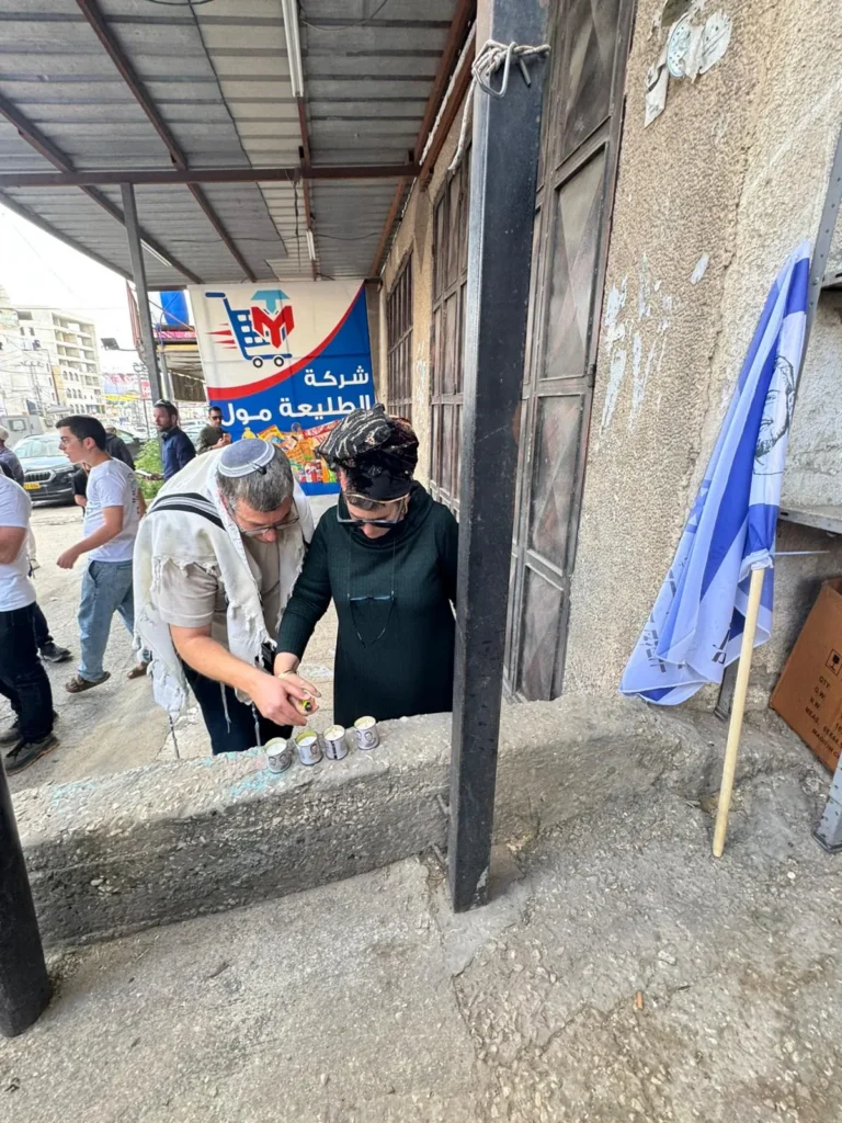 ההורים של הלל ויגל יניב במקום הפיגוע