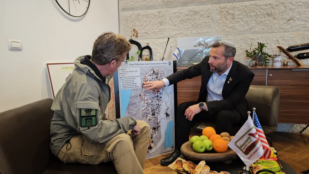 חבר הקונגרס האמריקני אנדי אוגלס בפגישה עם ישראל גנץ