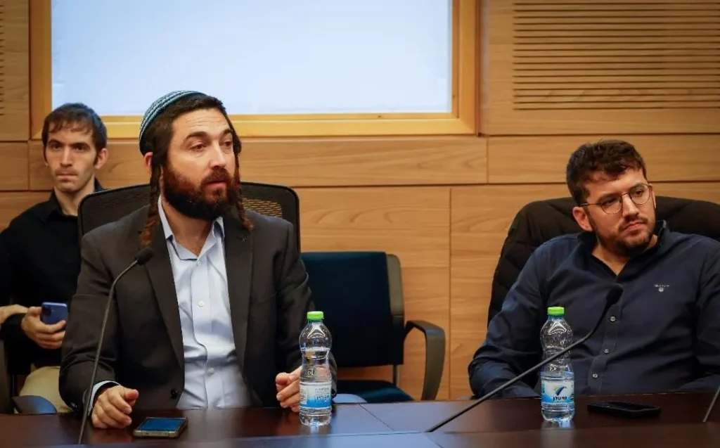 חבר כנסת בסוכות במהלך הדיון על הטבות המס ליהודה ושומרון