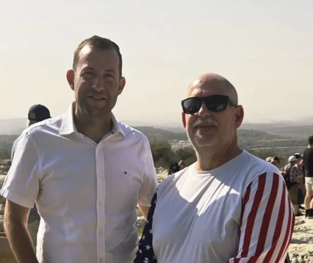 חבר בית הנבחרים דיוויד לווינגסטון עם ראש מועצת שומרון יוסי דגן