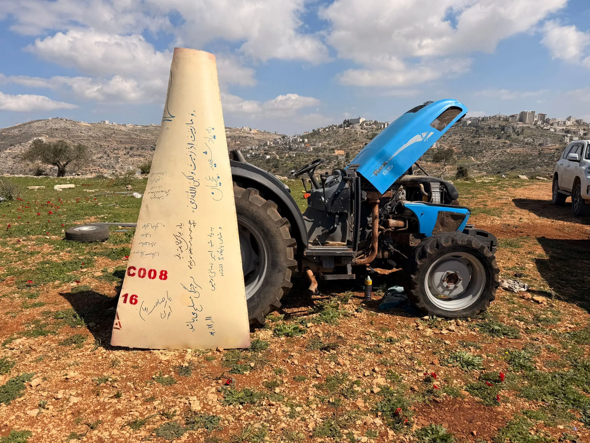 רסיס טיל איראני ענק עם כיתובי שהידים נפל בחווה בבנימין