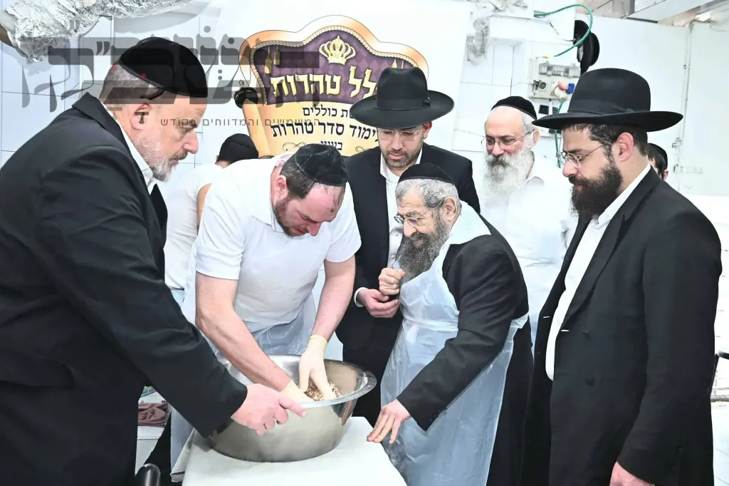 'לשם מצות מצוה': ראב״ד בני ברק הגר״מ בן שמעון באפיית מצות במאפיית ״טיב המצות״