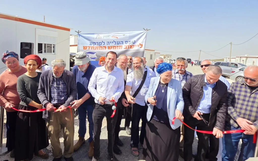 גזירת הסרט בשכונה החדשה בחומש עם מגורשי חומש שחזרו לביתם ואנשי חומש תחילה