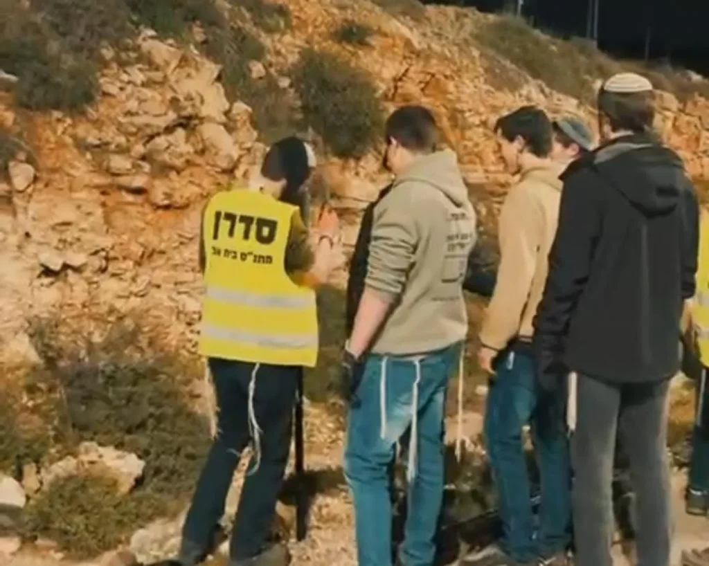 נוער בית אל תולים את הדגלים