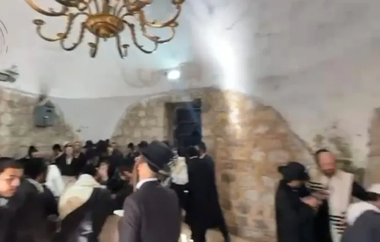 החסידים בתפילה בקבר יוסף. צילום: מתוך הסרטון