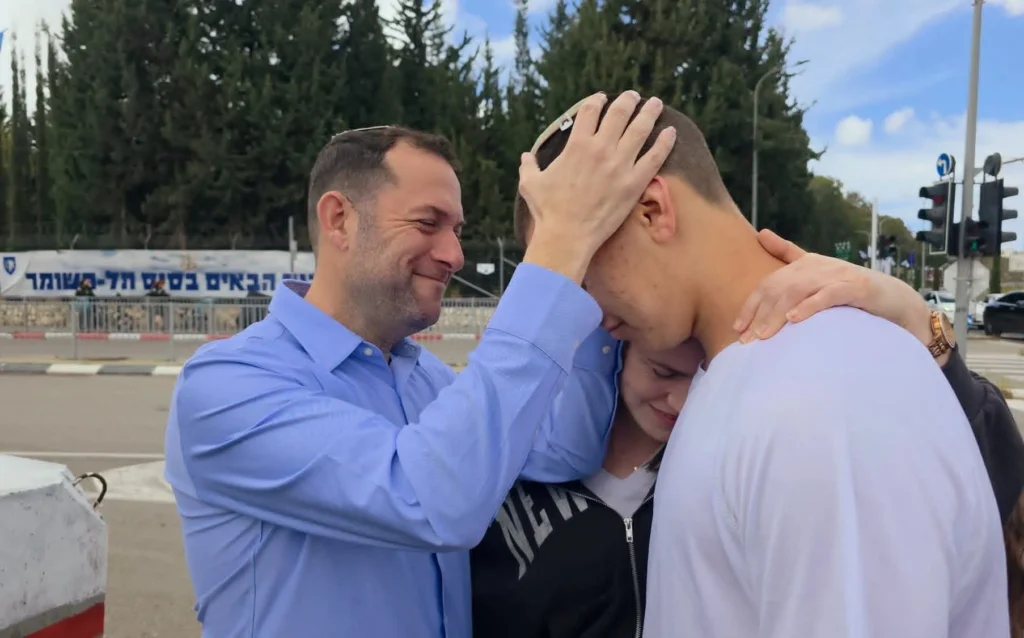 יוסי דגן מברך את בנו בבקו"ם