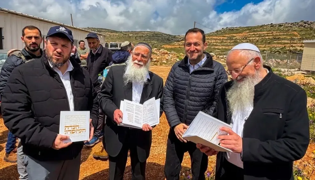 הרב שמואל אליהו והרב אליקים לבנון עם ראש מועצת שומרון יוסי דגן בסיור בהר עיבל