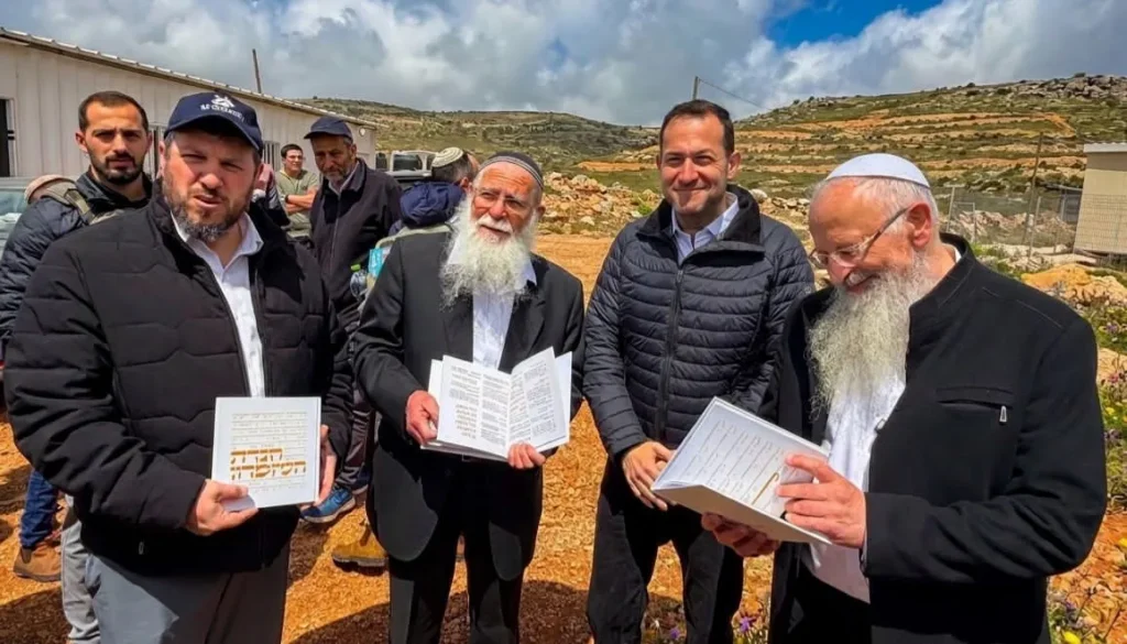 הרב שמואל אליהו והרב אליקים לבנון עם ראש מועצת שומרון יוסי דגן בסיור בהר עיבל