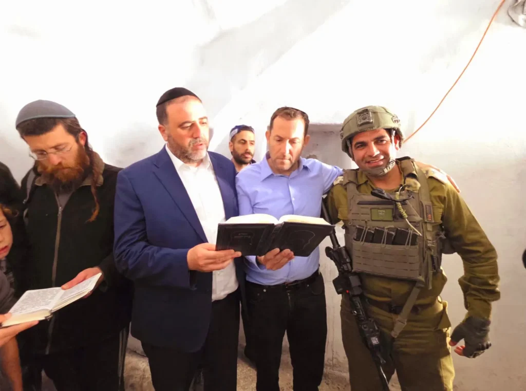 אלפים בהילולת יהושע בן נון בשומרון