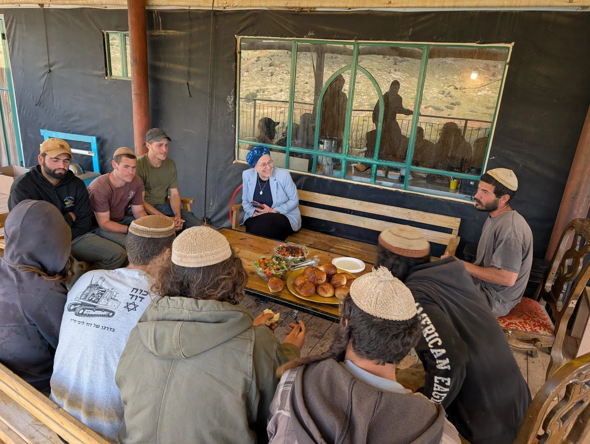 השרה סטרוק בפגישה עם המתיישבים בחוות שאגת הארי