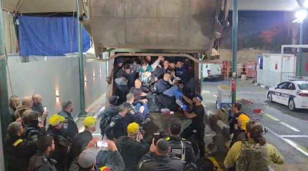 צפו בתיעוד המטורף של כ-60 שבחי"ם שנתפסו בתוך משאית זבל