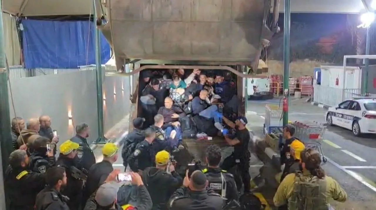 צפו בתיעוד המטורף של כ-60 שבחי"ם שנתפסו בתוך משאית זבל