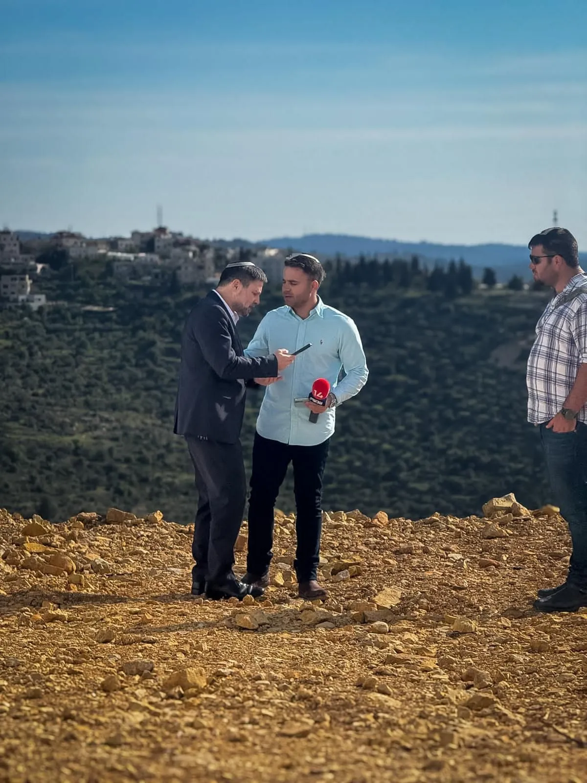 כתב ערוץ 14 חשף את הפייק – בחדשות 13 נלחצים ומאיימים בתביעה