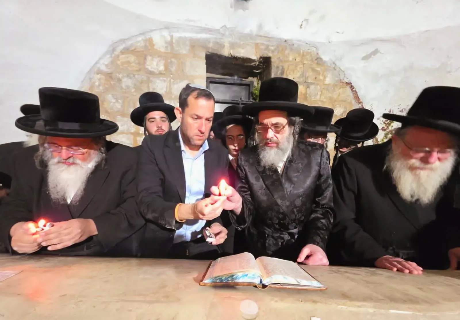 אלפים בקבר יוסף: אב"ד ויז'ניץ ויוסי דגן בתפילה לניצחון