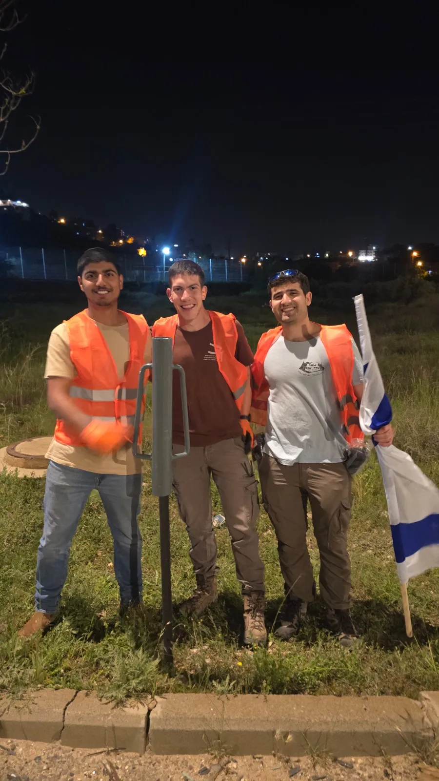 בני הנוער תולים את הדגלים בכבישי בנימין 