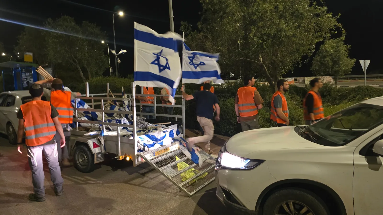 כחול-לבן בדרכים: מאות דגלים הוצבו לאורך צירי בנימין