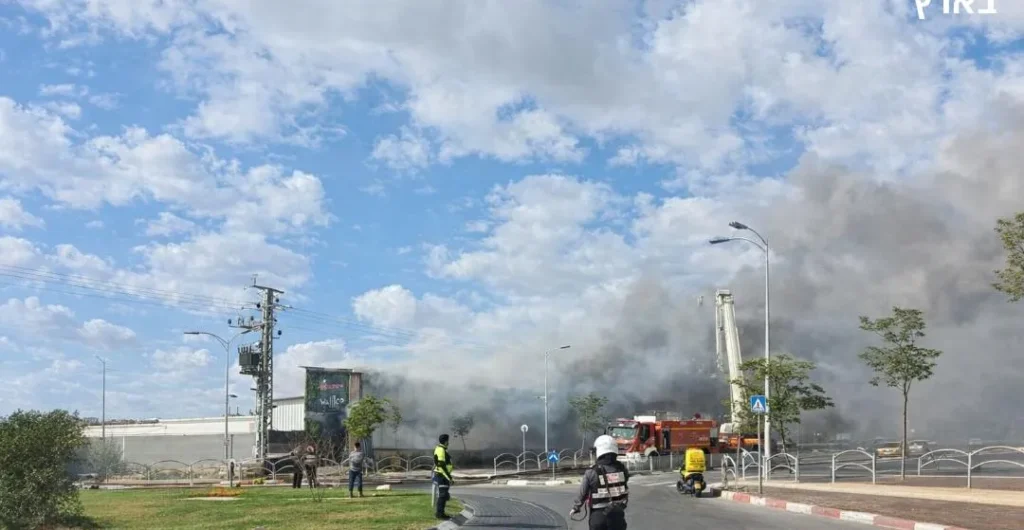 דרמה במודיעין עילית: עשרות צוותי כיבוי נאבקים בשריפת ענק