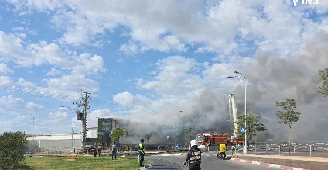 דרמה במודיעין עילית: עשרות צוותי כיבוי נאבקים בשריפת ענק