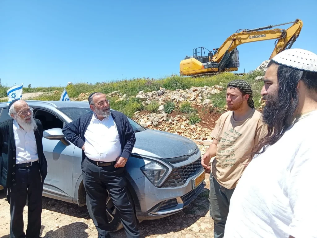 ראש ישיבת 'הר המור' בביקור תמיכה בגבעת אור מאיר