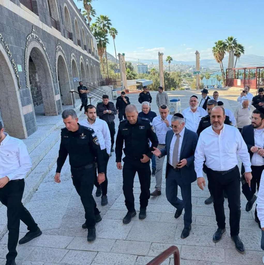 בכירי המשרד לענייני דת בסיור במתחם ציון רבי מאיר בעל הנס