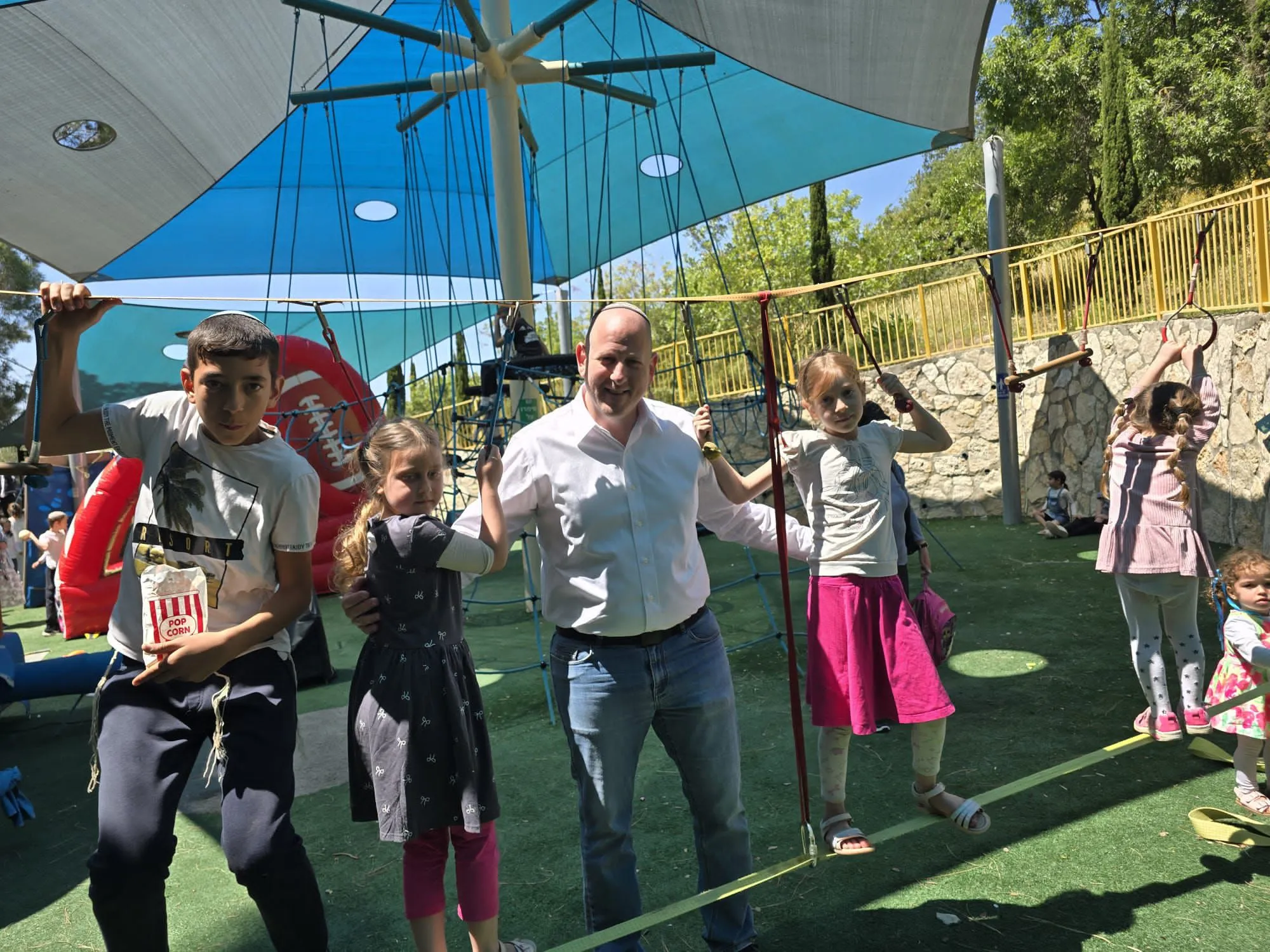 ראש מועצת קדומים עוזיאל ותיק בחגיגה עם התושבים