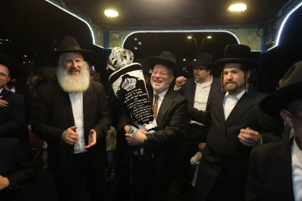 הזדמנות נדירה: זוכים בספר תורה מהודר ושותפים בהצלת נפשות