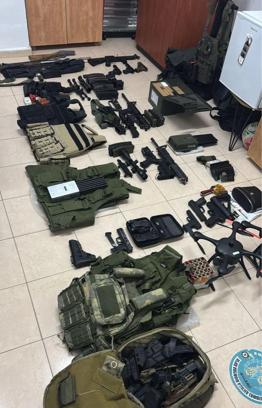 מצבור נשק אדיר בקלנדיה - המשטרה תפסה מחסן אמל"ח