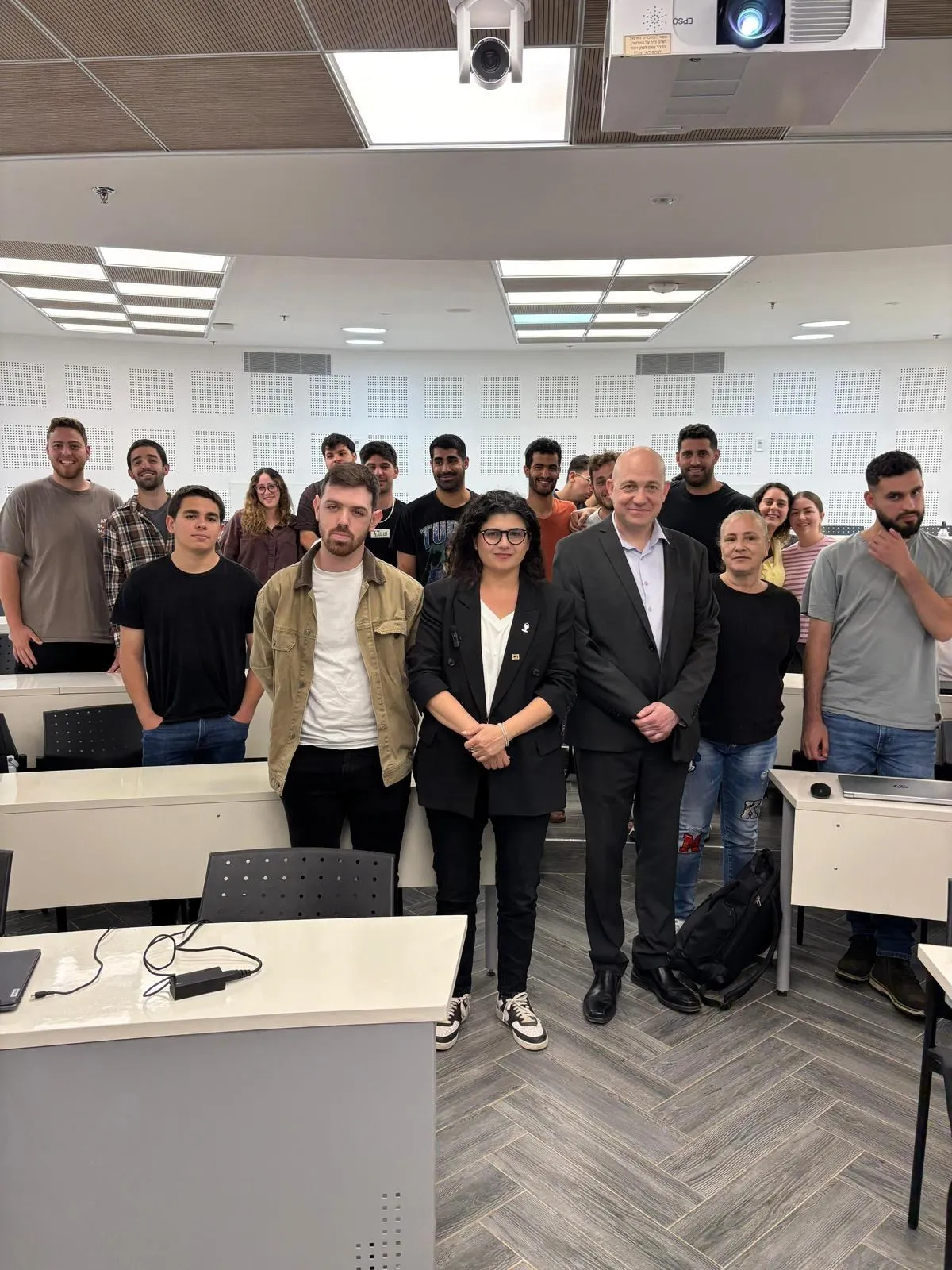 שרן השכל עם הסטודנטים באוניברסיטת אריאל