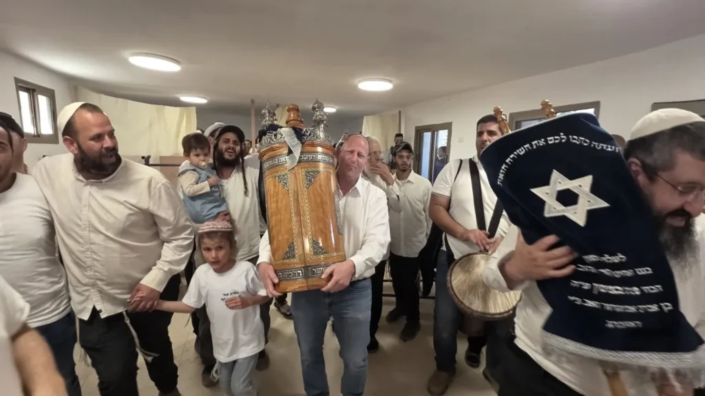 סגירת מעגל היסטורית: ספר התורה של היישוב הוחזר לשא-נור