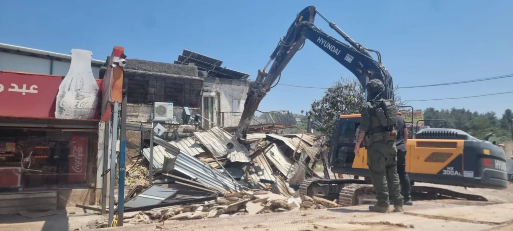 בהנחיית סמוטריץ': נהרסו מבני מסחר בלתי חוקיים בכניסה לאריאל