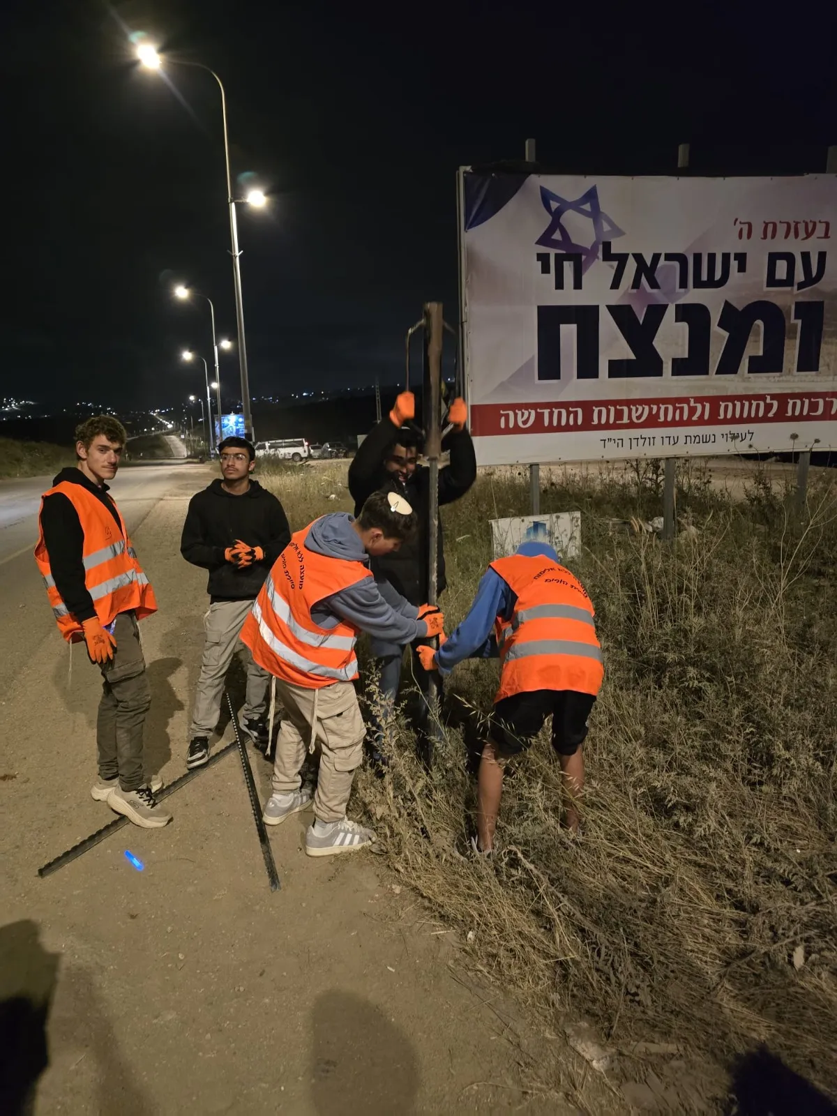 בני הנוער תולים את הדגלים