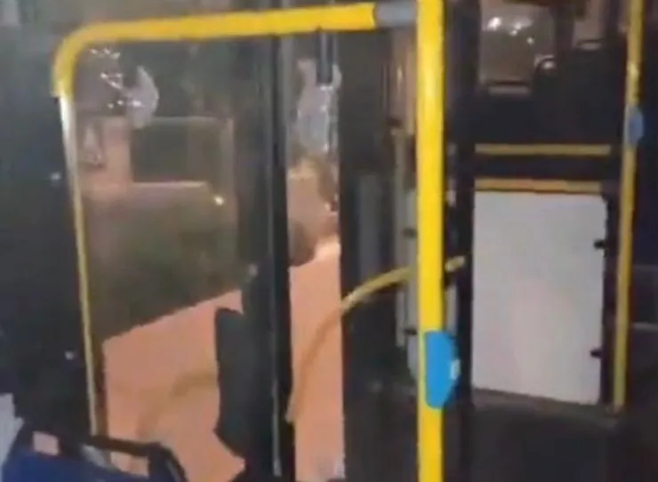 נזק לאוטובוס ותחנות: נעצרו נערים שביצעו ונדליזם בביתר עילית