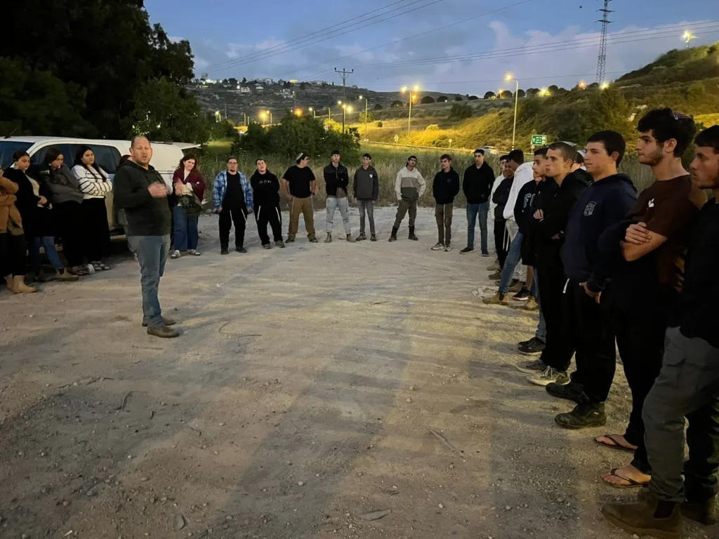 מפגן ציוני בכביש 55: נוער קדומים צבע את הציר בכחול-לבן