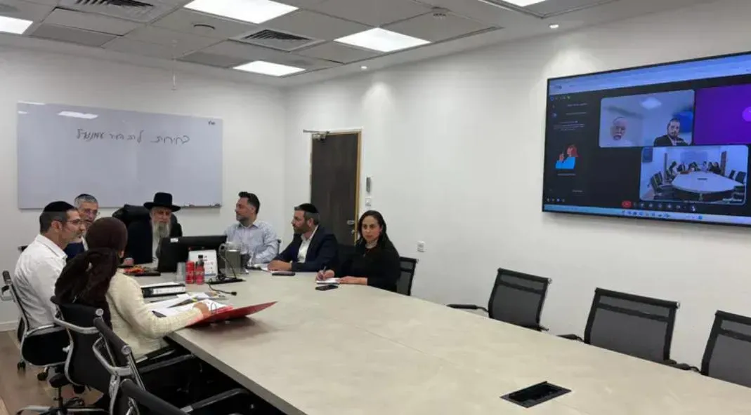 המאבק על ההנהגה הרוחנית של עמנואל יוצא לדרך - מי ישלוט בעיר?
