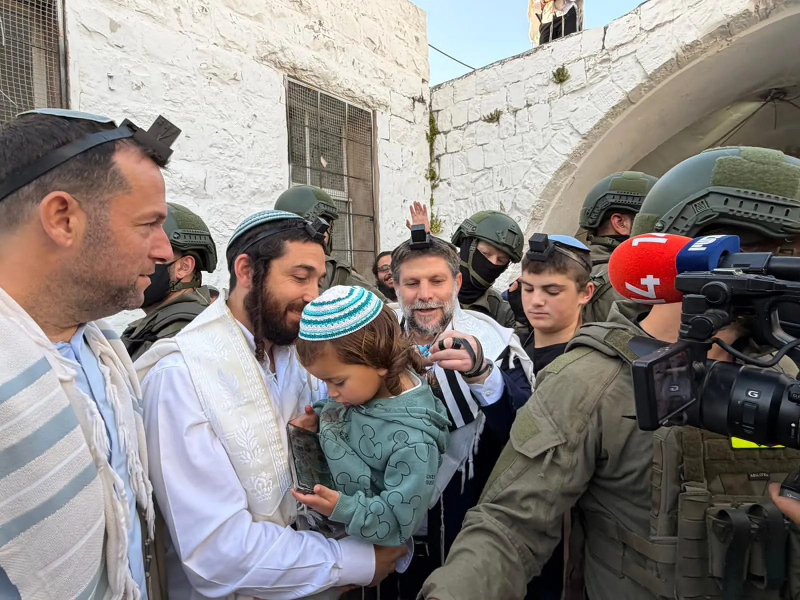 חלאקה לנכדו של הרב הלל ליברמן הי"ד במקום בו נרצח סבו
