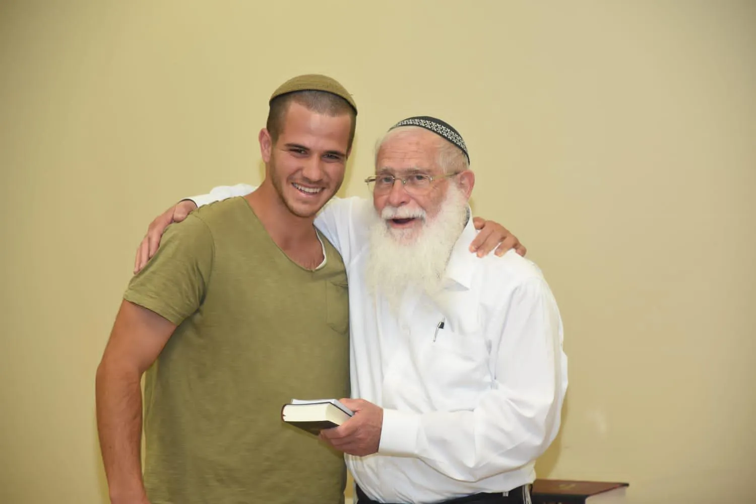 "כעבד לאומה נצחית": נחשפו מכתבי עמיחי ונינו הי"ד