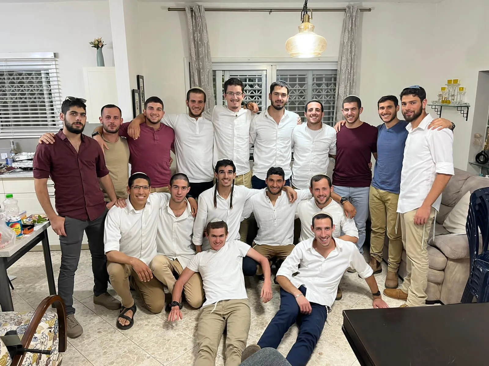 עמיחי ונינו בשבת שיעור עם חבריו לישיבה

