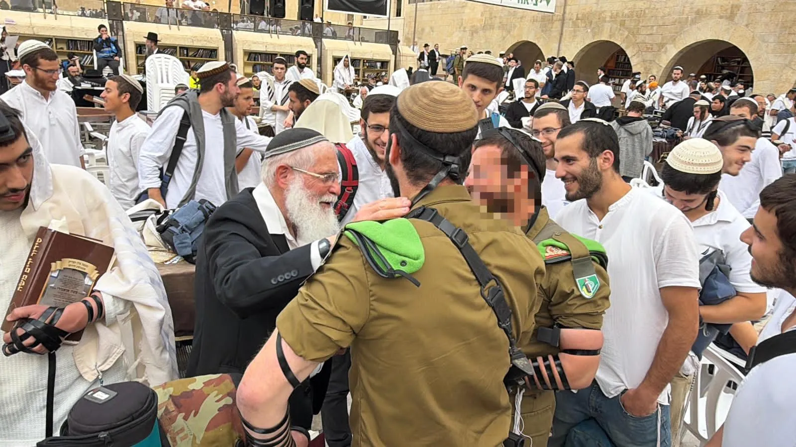 לוחמי הנח"ל הפתיעו את ישיבת אלון מורה בכותל המערבי