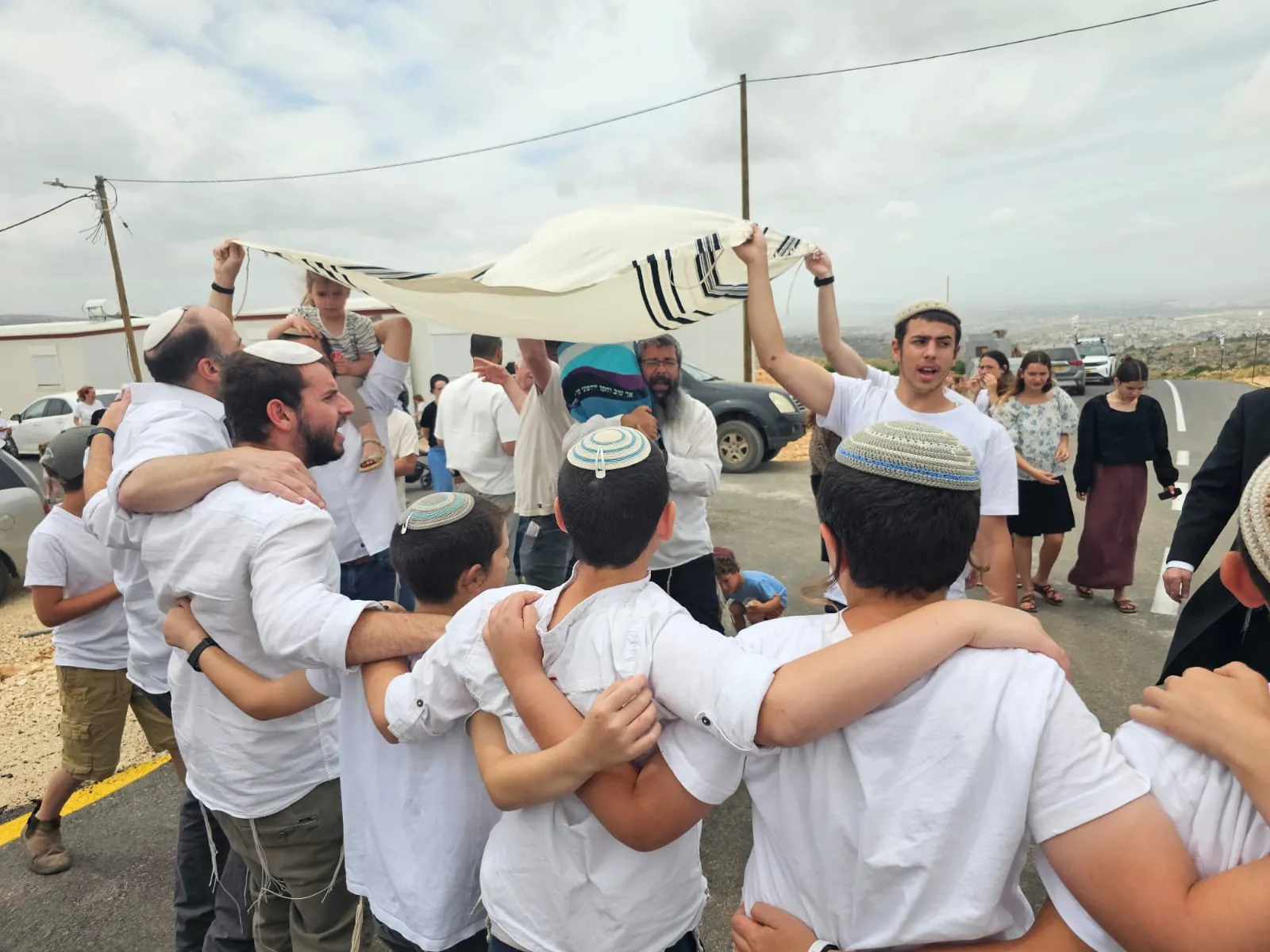 תיעודים מיוחדים ממעמד הכנסת ספר התורה ביישוב מעוז צור בבנימין