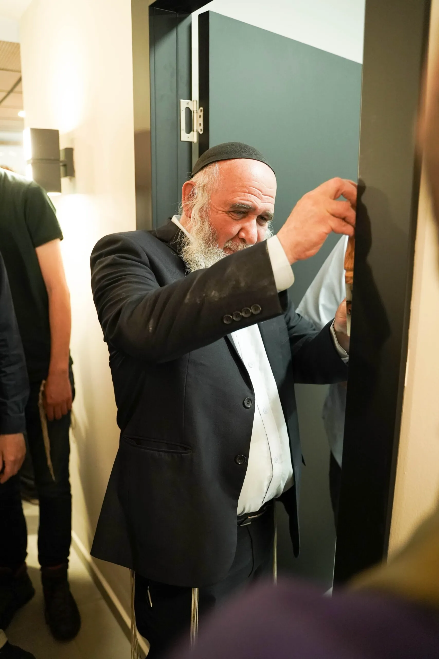 ראש ישיבת שבי חברון, הרב חננאל אתרוג קובע מזוזה בבתים חדשים