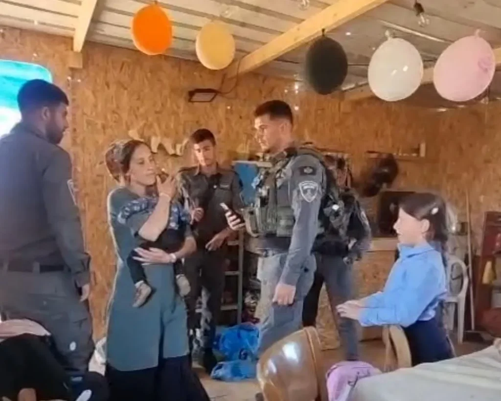 צפו - כוחות מג"ב פשטו על גבעה בהר חברון ואיימו במעצר לאם ל 8