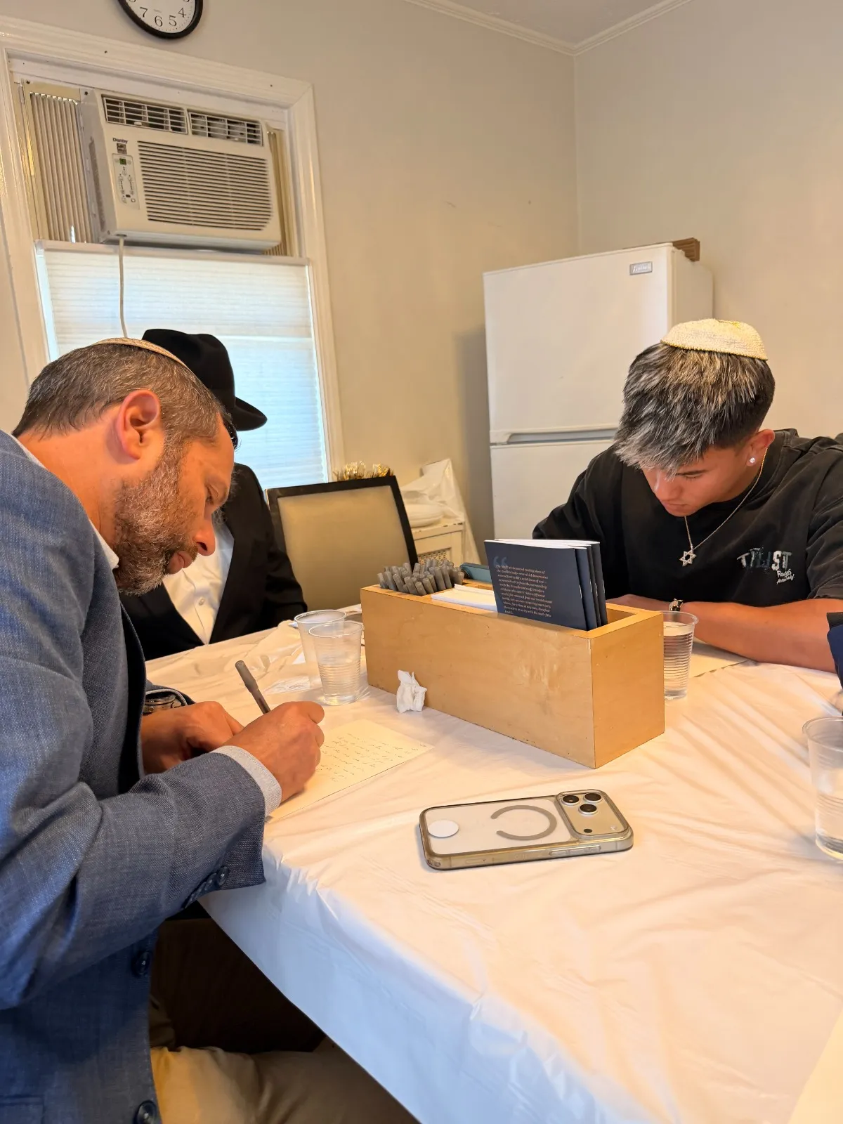 אהבת השם גורדון וראש מועצת בנימין ישראל גנץ עם שליחי חבד