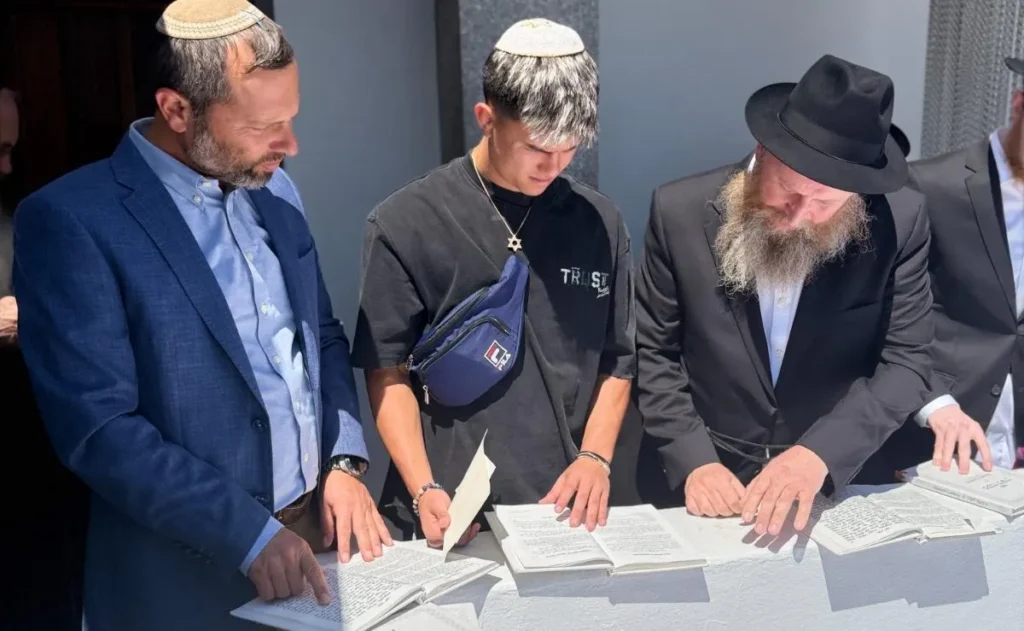 אהבת השם גורדון וראש המועצה בתפילה בציון הרבי מלובביץ