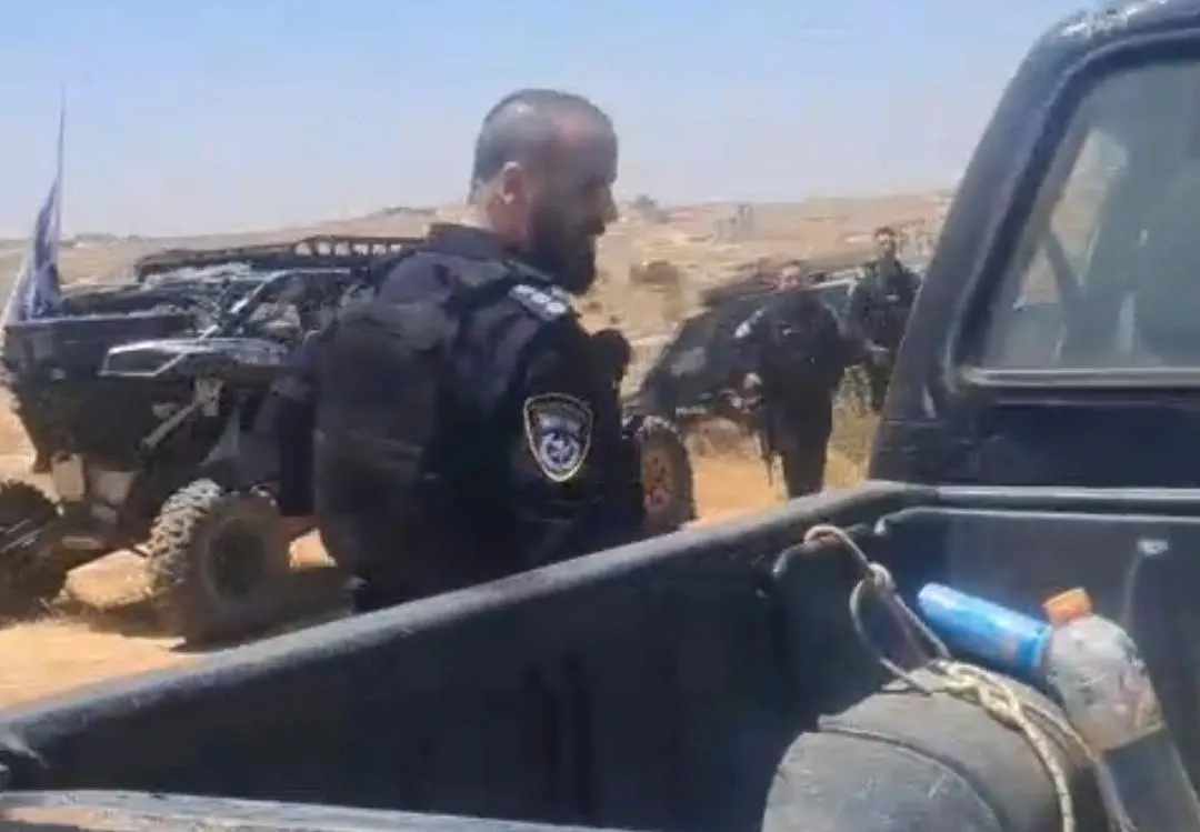 תיעוד קשה: שוטר איים בנשק ותקף מתיישבים בהר חברון