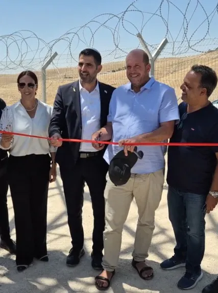 ראש מועצת גוש עציון ירון רוזנטל בחנוכת האנטנות החדשות עם שר התקשורת שלמה קרעי 