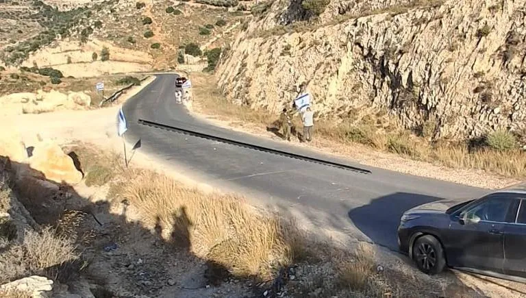 מפגן ריבונות בבנימין: מאות דגלים נתלו בדרך לישוב מעוז צור