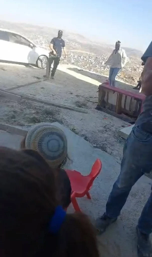 אנשי שב"כ בפשיטה חריגה עם נשקים שלופים מול ילדים ביצהר